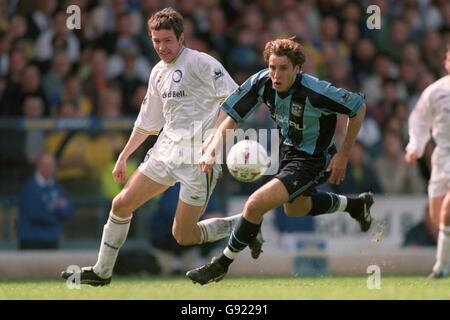 Darren Huckerby von Coventry City (rechts) ist von Leeds United's entfernt Martin Hiden (links) Stockfoto