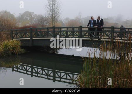 Der neu gewählte konservative Parteiführer David Cameron (links) mit Zac Goldsmith, einem führenden Globalisierungsgegner, am Freitag, den 9. Dezember 2005 im Londoner Wetland Centre in Barnes. Cameron hat heute zugesagt, die "harten Entscheidungen" zu treffen, die notwendig sind, um die Treibhausgasemissionen bis 2050 um 60 % zu senken. Cameron hat den Umweltschützer Zac Goldsmith zum gemeinsamen Leiter einer neuen politischen Gruppe ernannt, die sich mit Fragen der Lebensqualität befasst. Herr Goldsmith tritt als Leiter des Gremiums dem ehemaligen Umweltminister John Gummer bei. Siehe PA Story POLITIK Tories. DRÜCKEN Sie VERBANDSFOTO. Bildnachweis sollte lauten: Fiona Stockfoto