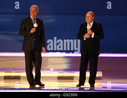 FIFA-Präsident Sepp Blatter (r) und die deutsche Fußballlegende Franz Beckenbauer bei der Endrunde der FIFA-Weltmeisterschaft 2006. Stockfoto