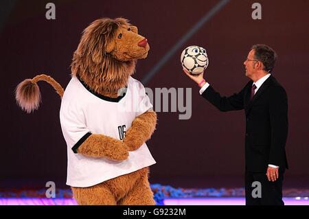 Fußball - FIFA Fußball-Weltmeisterschaft Deutschland 2006 - Finalverlosung - Messe Leipzig. Moderator Reinhold Beckmann mit dem offiziellen Maskottchen Goleo VI und Pille bei der Endrunde der FIFA-Weltmeisterschaft 2006. Stockfoto
