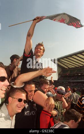 Rugby Union - Tetley's Bitter Cup Finale - Saracens gegen Wesps. Michael Lynagh von Saracens wird nach dem Sieg über Wespen auf den Schultern seiner Teamkollegen um Twickenham getragen Stockfoto