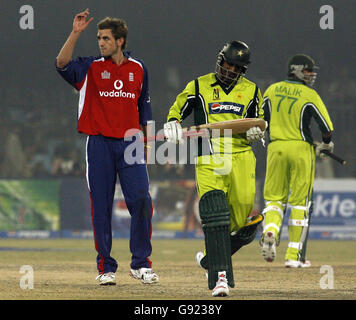 Liam Plunkett aus England feiert, nachdem Pakistans Mohammad Yousaf am Samstag, 10. Dezember 2005, beim ersten eintägigen International im Gaddafi-Stadion in Lahore, Pakistan, von Vikram Solank gefangen wurde. DRÜCKEN SIE VERBANDSFOTO. Bildnachweis sollte lauten: Gareth Copley/PA. ***NUR FÜR REDAKTIONELLE ZWECKE - KEINE NUTZUNG DES MOBILTELEFONS*** Stockfoto