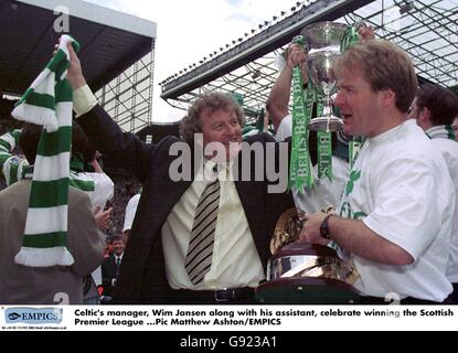 Scottish Soccer - Bell's Scottish League Premier Division - Celtic gegen St. Johnstone. Keltischer Manager Wim Jansen (links) feiert den Sieg der schottischen Meisterschaft mit seinem Assistenten Murdo MacLeod (rechts) Stockfoto