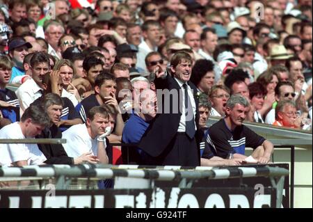 Fußball - Littlewoods FA Cup Finale - Arsenal gegen Newcastle United. Kenny Dalglish, Manager von Newcastle United, schreit Anweisungen an sein Team, während Arsenals Manager Arsene Wenger sich anschaut Stockfoto