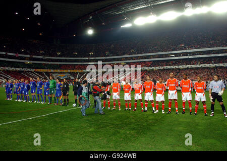 Die Spieler von Manchester United und Benfica stehen vor dem Kick an Aus Stockfoto