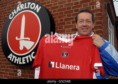 Fußball - FA Barclays Premiership - Charlton Athletic Kit Launch - Sparrows Lane. Charlton Athletic-Manager Alan Curbishley zeigt das neue Heimtrikot Stockfoto