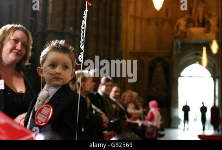 Der vierjährige Matthew Johnson wartet geduldig darauf, am Mittwoch, dem 14. Dezember 2005, den Preis "Children of Courage" seiner Frau von der Herzogin von Cornwall in Westminster Abbey im Zentrum von London zu erhalten. Matthew ist allergisch auf nahezu jede Lebensmittelart und muss ständig mit spezieller Milch in den Röhrchen gefüttert werden. Siehe PA Story ROYAL Courage. DRÜCKEN Sie VERBANDSFOTO. Das Foto sollte lauten: Chris Young/WPA/PA Stockfoto