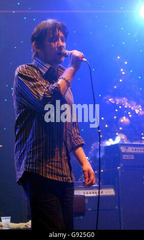 Shane MacGowan und die Pogues treten am Dienstag, 20. Dezember 2005, auf der Bühne der Carling Academy in Brixton, South London, auf. DRÜCKEN Sie VERBANDSFOTO. Bildnachweis sollte lauten: Joel Ryan/PA Stockfoto