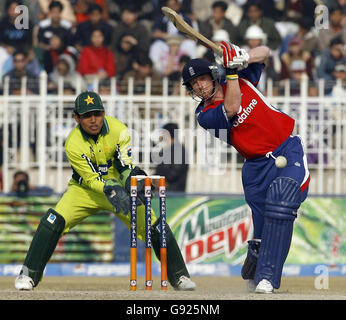 Der Engländer Paul Collingwood trifft am Mittwoch, 21. Dezember 2005, beim fünften Tagessonal gegen Pakistan im Rawalpindi Stadium, Pakistan, den Ball. Siehe PA Geschichte CRICKET England. DRÜCKEN SIE VERBANDSFOTO. Bildnachweis sollte lauten: Gareth Copley/PA. Stockfoto