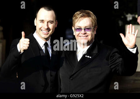 Sir Elton John und sein Partner David Furnish vor der Guildhall in Windsor, Mittwoch, 21. Dezember 2005, nach ihrer zivilen Partnerschaftszeremonie. Siehe PA Story SHOWBIZ Elton. DRÜCKEN Sie VERBANDSFOTO. Fotokredit sollte Andrew Parsons/PA lesen. Stockfoto