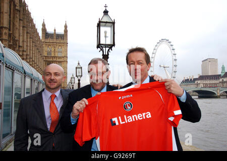 Fußball - Charlton Athletic Offizielle Einführung des neuen Sponsors Llanera - Unterhaus. l-r; Emilio Teresa Geschäftsführer von Llanera Ltd UK, Richard Caborn, Minister für Sport, Charlton Athletic Manager Alan Curbishley Stockfoto