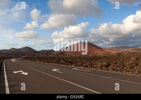 LZ703 Straße in der Nähe von Los Hervideros Blick in Richtung Montana Bermeja Lanzarote Stockfoto