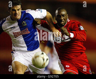 Jimmy Floyd Hasselbaink (R) von Middlesbrough kämpft mit Ryan Nelsen von Blackburn Rovers während des Viertelfinalmatches des Carling Cups im Riverside Stadium, Middlesbrough, Mittwoch, 21. Dezember 2005. DRÜCKEN Sie VERBANDSFOTO. Bildnachweis sollte lauten: Owen Humphreys/PA. Stockfoto