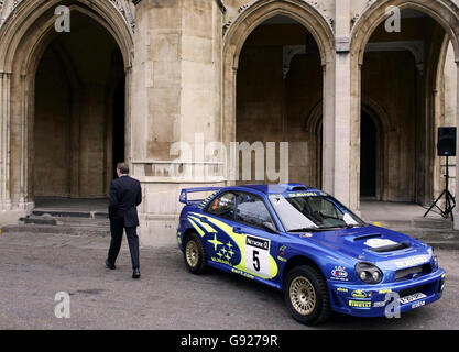 Der Rallyewagen von Richard Burns steht am Donnerstag, dem 22. Dezember 2005, vor der St Lukes Church in London, wo das Denkmal für den Rallyefahrer Richard, der im vergangenen Monat im Alter von 34 Jahren an einem Hirntumor starb, stattfindet. Achten Sie auf PA Story MEMORIAL Burns. DRÜCKEN SIE VERBANDSFOTO. Bildnachweis sollte lauten: Andrew Parsons/PA Stockfoto