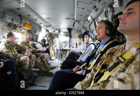 Der britische Premierminister Tony Blair, 2. Rechts, wird in einem Hubschrauber der Royal Air Force Merlin zur Shaibah Logistics Base in Basra, Irak, transportiert. Stockfoto