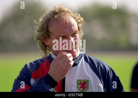 Fußball - Wales Training. Der Manager von Wales, Terry Yorath Stockfoto