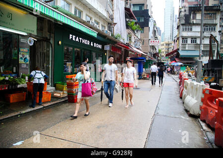 Lokale Geschäfte und alten Gebäuden im Central District von Hong Kong, China. 13. Juni 2016 Stockfoto