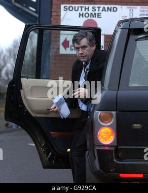 Der britische Schatzkanzler Gordon Brown kommt im Stark's Park, Kircaldy, Heimat von Raith Rovers, an. Brown feierte gestern die erfolgreiche Übernahme seiner Lieblings-Fußballmannschaft durch die Community. Der Labour-Abgeordnete sagte, er sei erfreut, nachdem die Mitspieler von Raith Rovers den ersten Buyout seiner Art im schottischen Fußball abgeschlossen haben. Das Konsortium New Raith Rovers unterzeichnete Verträge zum Abschluss der Transaktion, um eine Kontrollbeteiligung sowohl am Verein als auch an seinem Standort in Fife zu übernehmen. Stockfoto