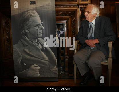 William Butler Yeats Sohn Michael schaut sich ein Porträt seines Vaters, Mittwoch 11 Januar 2006, das war unter einigen treversicherte Erbstücke, die er an die irische Nationalbibliothek in Dublin für eine neue Ausstellung über sein Leben und seine Werke gespendet. Der wertvolle Hort enthält auch Kopien von Gedichten, Porträts von Yeats' Frau George und ein zeremonielles japanisches Schwert, das Yeats während einer US-Vortragsreise 1920 geschenkt wurde. Siehe PA Story ARTS Yeats. DRÜCKEN Sie VERBANDSFOTO. Bildnachweis sollte lauten: Niall Carson/PA Stockfoto