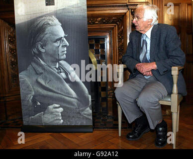 William Butler Yeats Sohn Michael schaut sich am Mittwoch, den 11. Januar 2006, ein Porträt seines Vaters an, das zu einigen verräterischen Erbstücken gehörte, die sein Sohn Michael der irischen Nationalbibliothek in Dublin für eine neue Ausstellung über sein Leben und seine Werke gestiftet hat. Der wertvolle Hort enthält auch Kopien von Gedichten, Porträts von Yeats' Frau George und ein zeremonielles japanisches Schwert, das Yeats während einer US-Vortragsreise im Jahr 1920 geschenkt wurde. Siehe PA Story ARTS Yeats. DRÜCKEN SIE VERBANDSFOTO. Der Bildnachweis sollte lauten: Niall Carson/PA Stockfoto