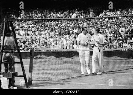 Fred Perry (rechts) schüttelt sich die Hände mit Gottfried von Cramm (links) Nachdem er ihn in geraden Sätzen besiegt hatte, um sein Wimbledon zu behalten Männer-Einzeltitel Stockfoto