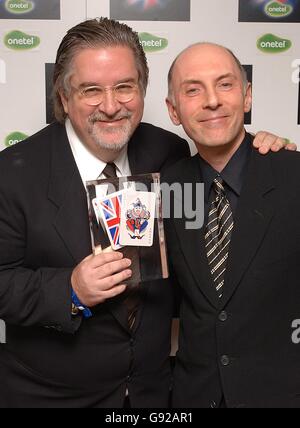 Schöpfer Matt Groening (links) und Stimme von Homer Dan Castellaneta mit dem Preis für die beste internationale Comedy Show, den sie für die Simpsons bei den Bristish Comedy Awards 2005 erhielten. Stockfoto