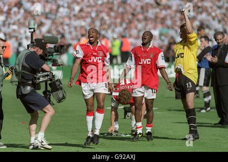 Fußball - Littlewoods FA Cup Finale - Arsenal gegen Newcastle United. L-R Ian Wright, Christopher Wreh, Alex Manninger, Arsenal feiern den Gewinn des FA Cup und den Abschluss des Doppels Stockfoto