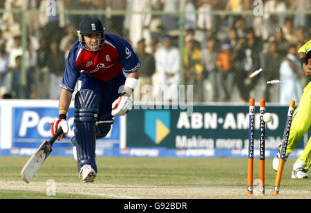 Englands Matt Prior wird vom pakistanischen Shoaib Akhtar für 2 Läufe während des dritten One Day International im Nationalstadion in Karachi, Pakistan, Donnerstag, 15. Dezember 2005, ausgelaufen. DRÜCKEN Sie VERBANDSFOTO. Bildnachweis sollte lauten: Gareth Copley/PA. ***- KEINE HANDY-NUTZUNG*** Stockfoto