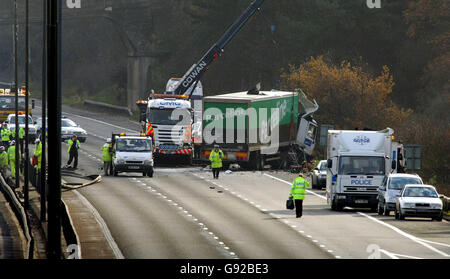 Drei Menschen starben heute Morgen, als ein Lastwagen über die zentrale Reservation einer Autobahn zusammenstieß und ein Auto in die entgegengesetzte Richtung traf, teilte die Polizei mit. Gegen 4.20 Uhr kollidierte der LKW mit einem stationären Lastwagen auf der harten Schulter der M1 in Richtung Süden, in Northamptonshire, in der Nähe der Watford Gap Tankstelle, bevor er über die Straße und auf die nordwärts fahrende Fahrbahn ging. Siehe PA Geschichte POLIZEI LKW. DRÜCKEN Sie VERBANDSFOTO. Bildnachweis sollte lauten: Rui Viera/PA Stockfoto