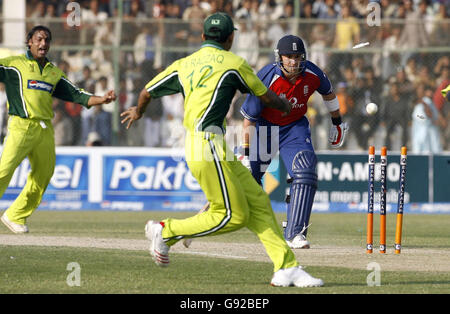 Englands Matt Prior wird vom pakistanischen Shoaib Akhtar für 2 Läufe während des dritten One Day International im Nationalstadion in Karachi, Pakistan, Donnerstag, 15. Dezember 2005, ausgelaufen. DRÜCKEN Sie VERBANDSFOTO. Bildnachweis sollte lauten: Gareth Copley/PA. ***- KEINE HANDY-NUTZUNG*** Stockfoto