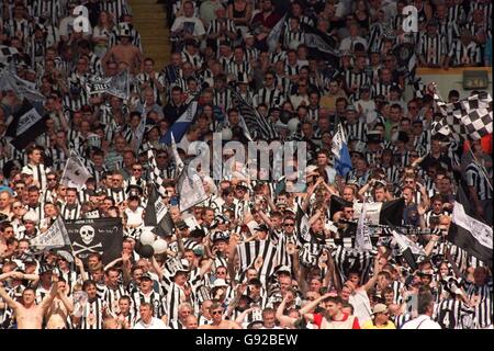 Fußball - Littlewoods FA Cup Finale - Arsenal gegen Newcastle United. Newcastle United Fans Stockfoto