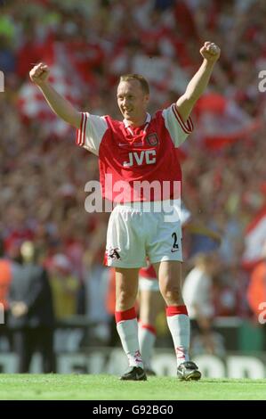 Fußball - Littlewoods FA Cup Finale - Arsenal gegen Newcastle United. Lee Dixon, Arsenal feiert am Ende des Spiels Stockfoto