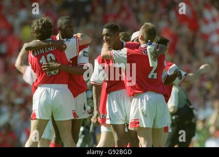 Fußball - Littlewoods FA Cup Finale - Arsenal gegen Newcastle United. Arsenal-Spieler feiern am Ende des Spiels Stockfoto