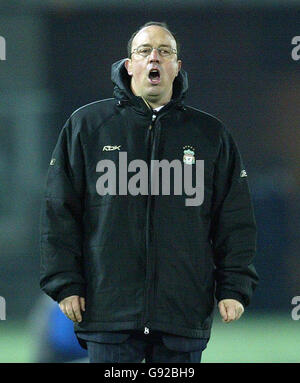 Liverpool-Manager Rafael Benitez beim Halbfinale der FIFA-Klubweltmeisterschaft gegen Deportivo Saprissa im Yokohama International Stadium in Yokohama, Japan, Donnerstag, 15. Dezember 2005. DRÜCKEN Sie VERBANDSFOTO. Bildnachweis sollte lauten: Martin Rickett/PA. Stockfoto