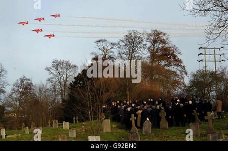 Die roten Pfeile fliegen am Donnerstag, dem 15. Dezember 2005, über ein Begräbnis von Suffolk zu Ehren eines Piloten, der sie berühmt gemacht hat. Fünf Jets waren tief, als der Neuseeländer Ray Hanna, der in den 1960er Jahren eine wichtige Rolle bei der Entwicklung des RAF-Ausstellungsteams spielte, in der Nähe seines Hauses in der St. Mary's Kirche in der Nähe seines Hauses in Parham, Suffolk, begraben wurde. Siehe PA Geschichte BEERDIGUNG Pfeile. DRÜCKEN SIE VERBANDSFOTO. Bildnachweis sollte lauten: Chris Radburn/PA Stockfoto