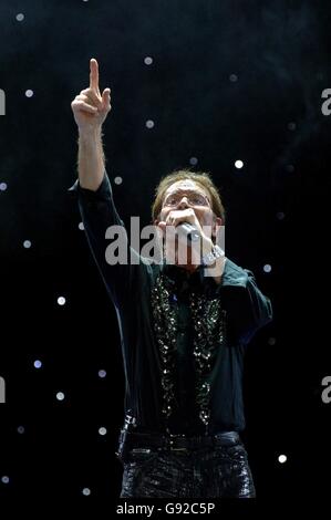 Sir Cliff Richard tritt beim Cliff Richard Tennis Classic auf, der in der National Indoor Arena in Birmingham, West Midlands, stattfindet. Dies ist die letzte Tennis Classic, die Cliff halten wird. Stockfoto