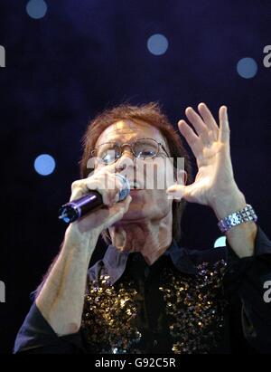 Sir Cliff Richard tritt beim Cliff Richard Tennis Classic auf, der in der National Indoor Arena in Birmingham, West Midlands, stattfindet. Dies ist die letzte Tennis Classic, die Cliff halten wird. Stockfoto