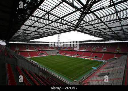 Fußball - FIFA WM 2006 Stadien - RheinEnergieStadion - Köln. Gesamtansicht des RheinEnergie Stadions Stockfoto