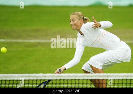 Tennis - DFS Classic 2005 - Edgbaston Priory Club. Maria Sharapova im Doppelspiel mit ihrer Partnerin Maria Kirilenko gegen Marion Bartoli und Tamarine Tanasugarin Stockfoto