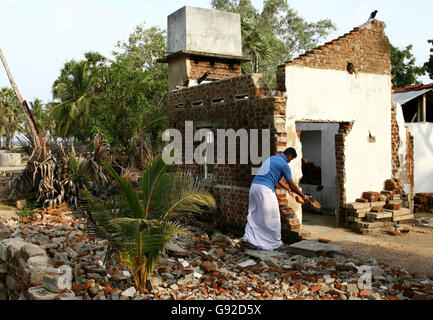 Ein Mann löscht Trümmer aus einem zerstörten Haus in Kalmunai Ampara, Ost-Sri Lanka, Dienstag, 29. November 2005. Mehr als die Hälfte der Menschen, die beim letztjährigen Tsunami am zweiten Weihnachtsfeiertag ihren Lebensunterhalt verloren haben, ist nun wieder am Arbeitsplatz, heißt es in einem Bericht am Dienstag, dem 20. Dezember 2005. Oxfams „Back to Work“-Studie sagte, dass 60 % der Menschen, die infolge der Katastrophe ihren Arbeitsplatz verloren haben, jetzt wieder ihren Lebensunterhalt verdienen und dass dieser Wert bis Ende nächsten Jahres auf 85 % steigen sollte. Siehe PA Story DEATH Quake. DRÜCKEN SIE VERBANDSFOTO. Bildnachweis sollte lauten: Chris Young/PA Stockfoto