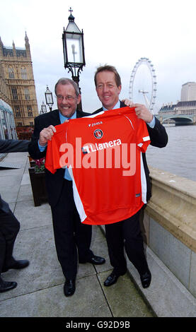 Charlton Athletic-Manager Alan Curbishley (r) beim offiziellen Launch Des neuen Sponsors Llanera mit dem Minister für Sport Richard Caborn (l) Stockfoto