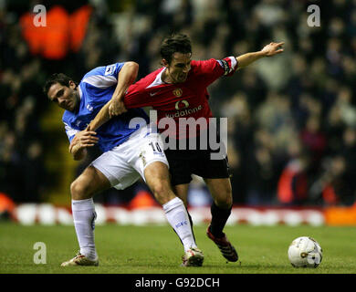 Gary Neville (R) von Manchester United kämpft mit David Dunn von Birmingham City während des Viertelfinalmatches des Carling Cup in St. Andrews, Birmingham, Dienstag, 20. Dezember 2005 um den Ball. DRÜCKEN Sie VERBANDSFOTO. Bildnachweis sollte lauten: Nick Potts/PA. Stockfoto