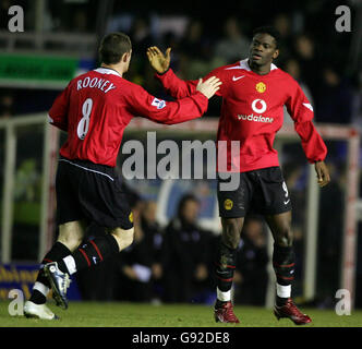 Louis Saha (R) von Manchester United feiert das erste Tor gegen Birmingham City mit Teamkollege Wayne Rooney beim Viertelfinalspiel des Carling Cup in St. Andrews, Birmingham, Dienstag, 20. Dezember 2005. DRÜCKEN Sie VERBANDSFOTO. Bildnachweis sollte lauten: Nick Potts/PA. Stockfoto