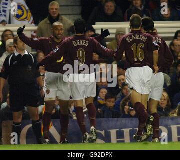 Jose Antonio Reyes von Arsenal feiert das 2. Tor gegen das Tor Portsmouth mit Thierry Henry Stockfoto