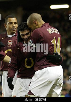 Jose Antonio Reyes von Arsenal feiert das 2. Tor gegen das Tor Portsmouth mit Thierry Henry Stockfoto