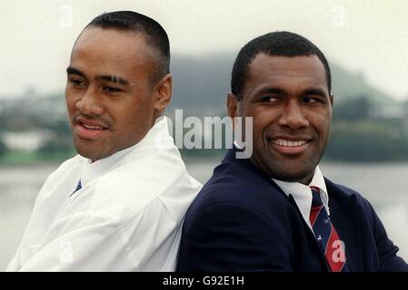 Neuer Cap Joeli Vidiri (rechts) mit Teamkollege Jonah Lomu der Grafschaften (Links) nach der Bekanntgabe der All Black Kader 1998 Im Waipuna Conference Center Stockfoto