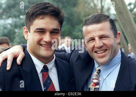 Der pensionierte All Black Kapitän Sean Fitzpatrick (rechts) begrüßt die neue Captain Taine Randell (links) bei der Ankündigung der All Black Mannschaft 1998 im Waipuna Conference Center Stockfoto