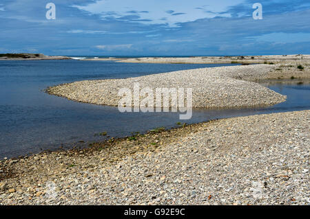 Inshore Banken von Kies an der Mündung des River Spey, Spey Bay, Schottland, Großbritannien Stockfoto