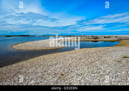 Inshore Banken von Kies an der Mündung des River Spey, Spey Bay, Schottland, Großbritannien Stockfoto