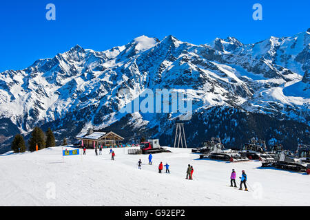 Im Bereich Skkiing Les Contamines-Montjoie gegen das Mont Blanc Massiv, Haute-Savoie, Frankreich Stockfoto